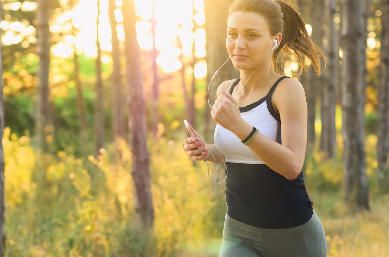 Mujer corriendo aire libre con ropa deportiva, disfrutando ejercicio, en la sala de chat de Salud