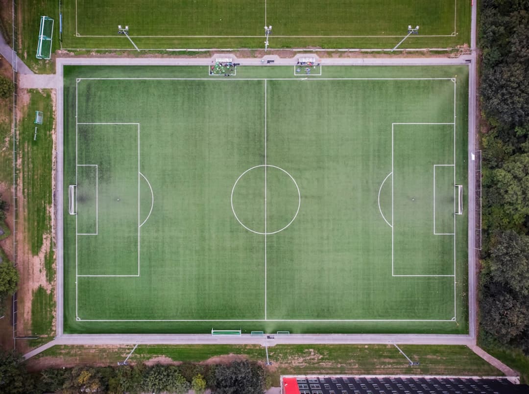 Campo de fútbol vacío visto desde el aire, en la sala de chat de Elche CF