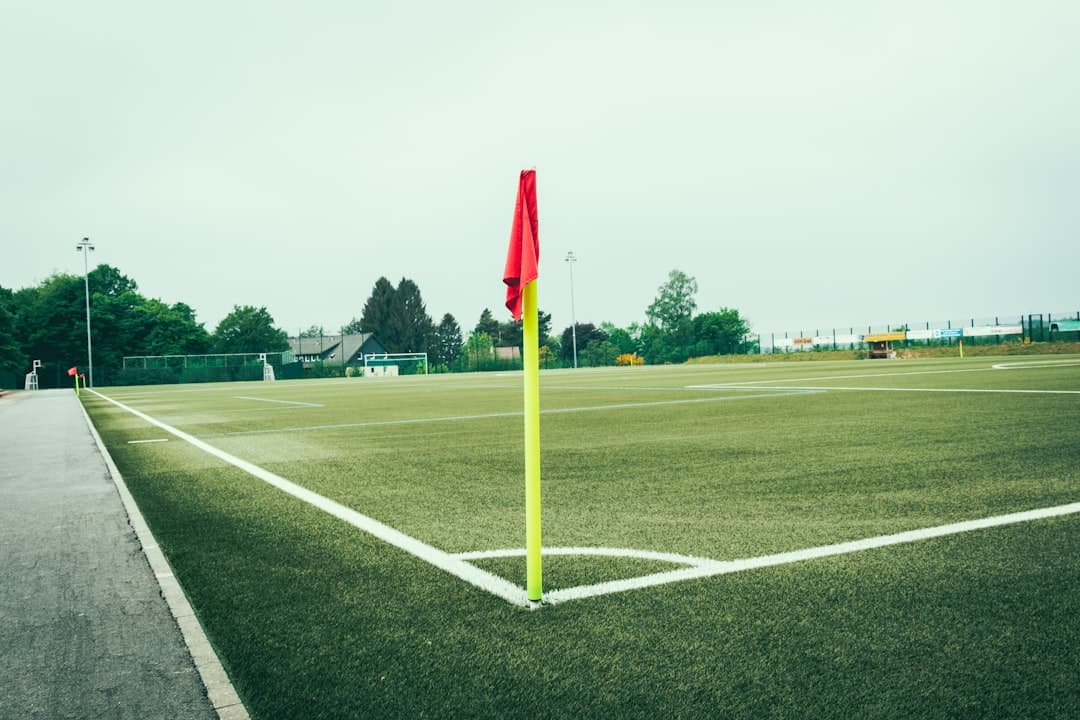 Estadio verde vacío bajo cielo claro, en la sala de chat de Deportivo de La Coruña