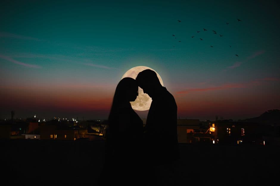 Silhoueta de una pareja mirando cara a cara, en la sala de chat de Casados
