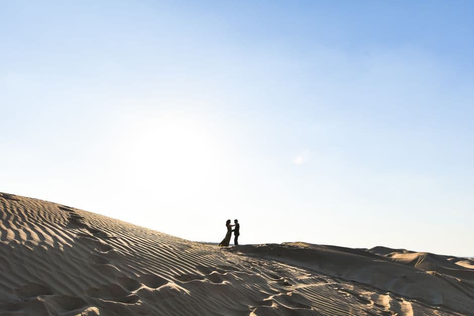 Silhoueta de una pareja romántica caminando por la arena, en la sala de chat de Divorciadas