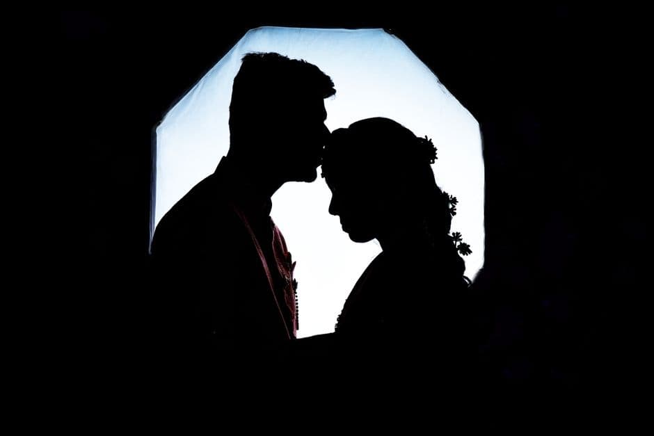 Silhouette de una pareja bajo un cielo atardecer, en la sala de chat de Sexo Colombia