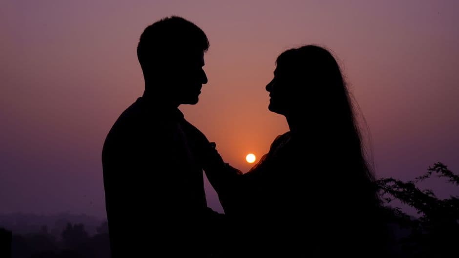 Silhouette de una pareja romántica al atardecer, en la sala de chat de Dolor y placer