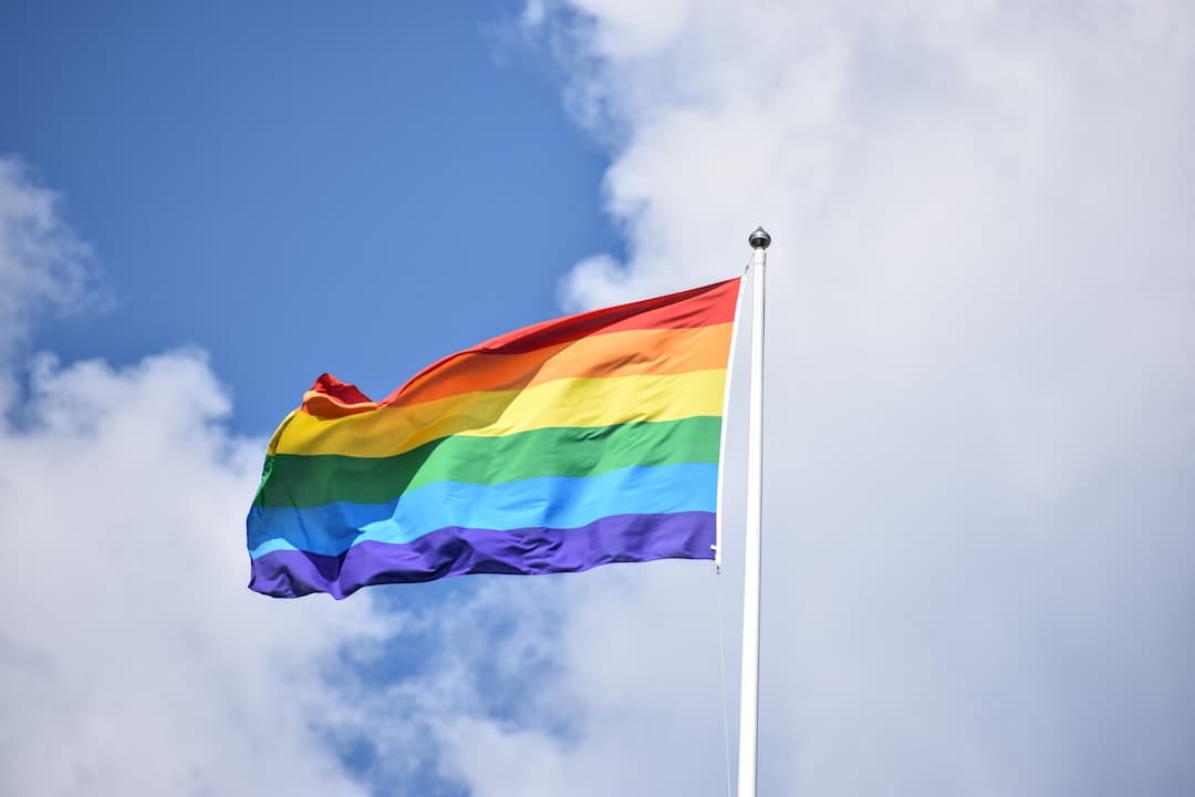 Una bandera arcoíris ondea alto en el cielo, en la sala de chat de Trans
