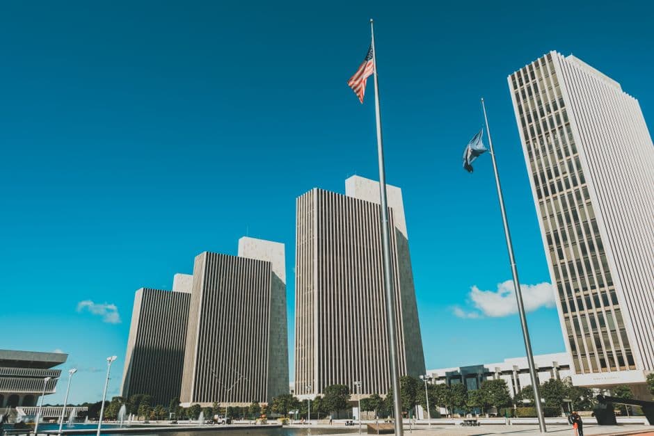 Plaza Empire State con banderas, en la sala de chat de Politichat