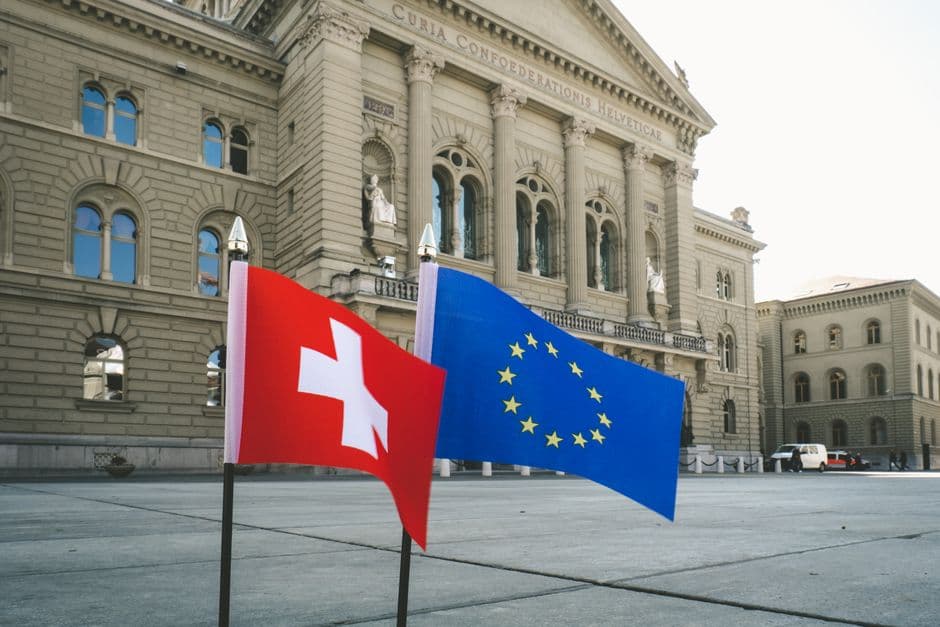 Banderas suiza y europea frente al edificio judicial de Berna, en el chat de Política España