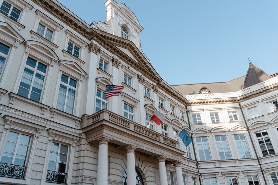 Tres banderas en el balcón de un edificio, en la sala de chat de Política Internacional