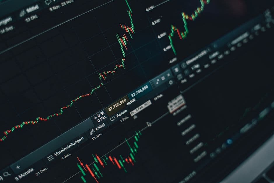 Varios gráficos financieros en pantalla de laptop, en la sala de chat de Bolsa