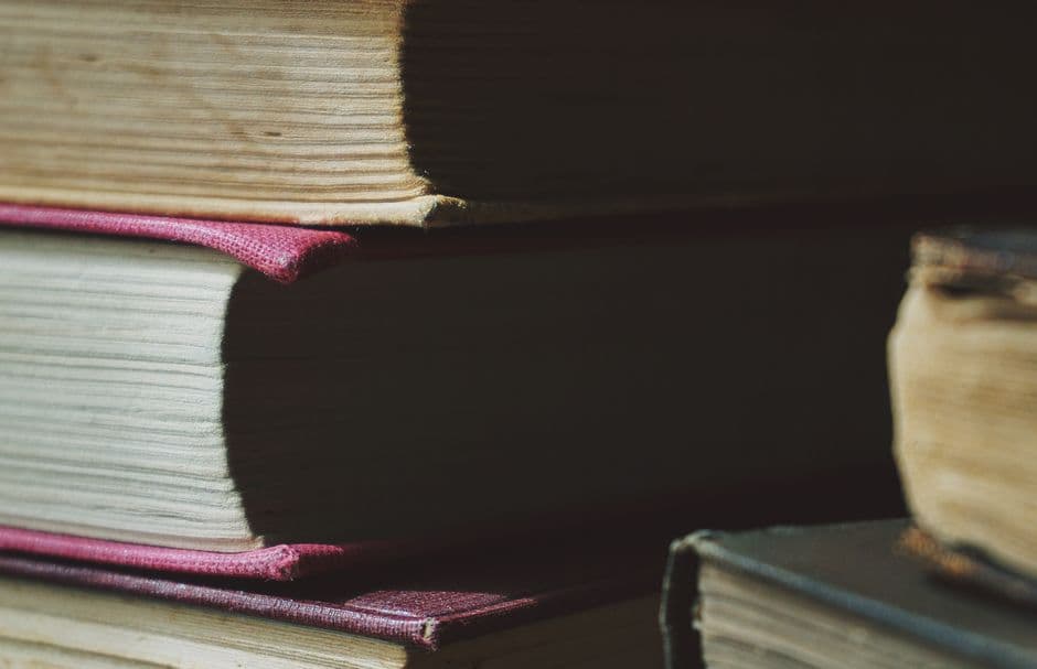 Un libro nítido rodeado de otros libros suavemente desenfocados, en la sala de chat de Biblioteca