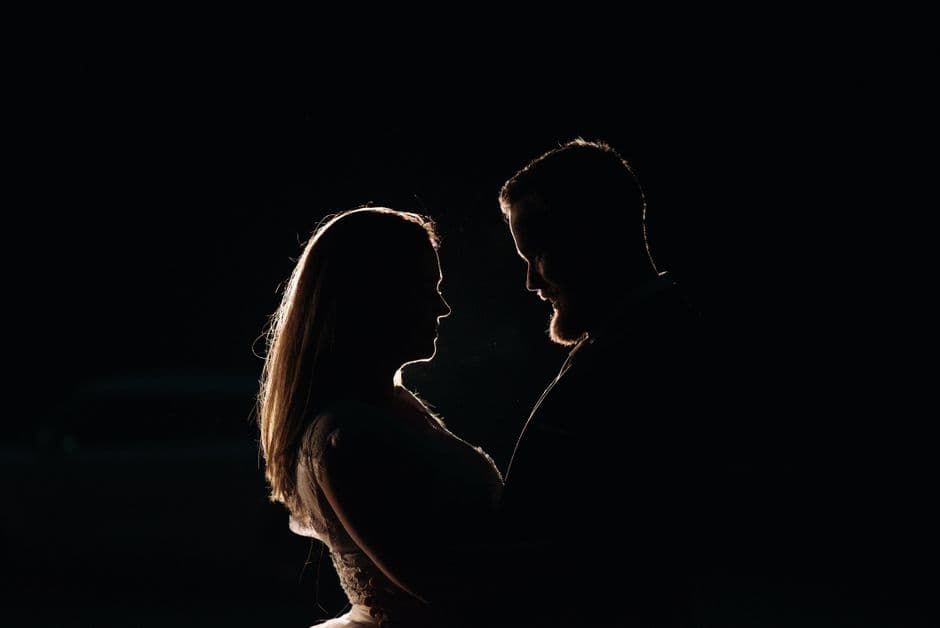 Pareja frente a frente oscura en la sala de chat de Sexo Madrid