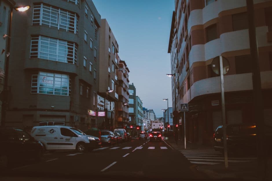 Coches aparcados junto a edificios al atardecer, en la sala de chat de Latinchat España