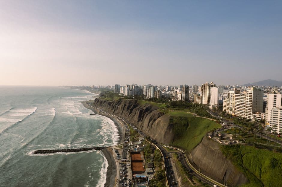 Vista aérea de la costa de Lima, en la sala de chat de Latinchat Perú