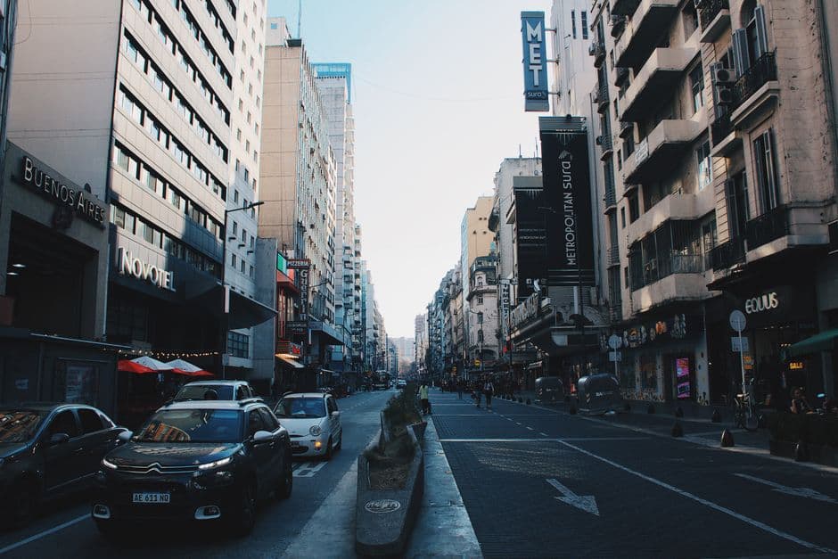 Autos circulando por una avenida rodeada de rascacielos, en la sala de chat de Latinchat Argentina