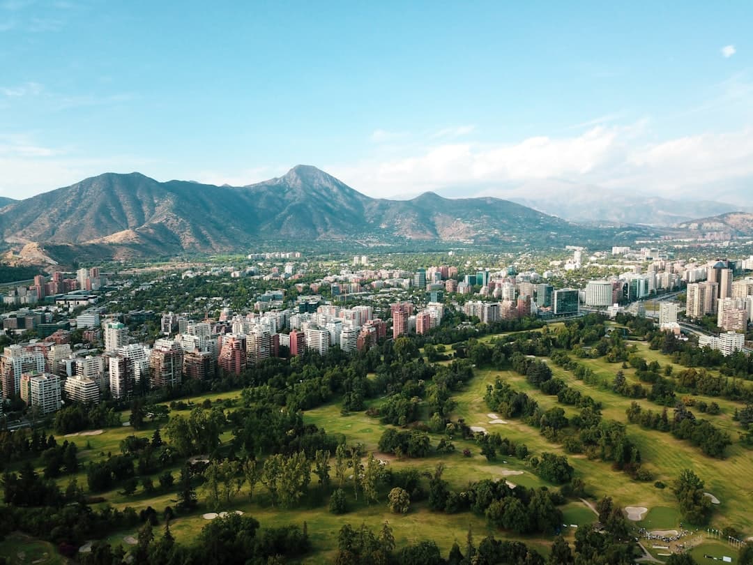 Edificios urbanos sobre hierba verde bajo luz diurna, en el chat de Latinchat Chile