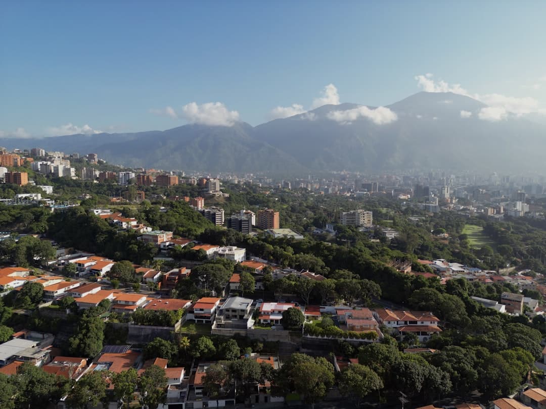 Vista aérea de una ciudad rodeada de montañas, en la sala de chat de Latinchat Venezuela