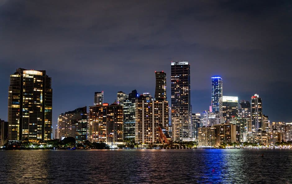 Horizonte nocturno de Miami con luces, en la sala de chat de Latinchat USA