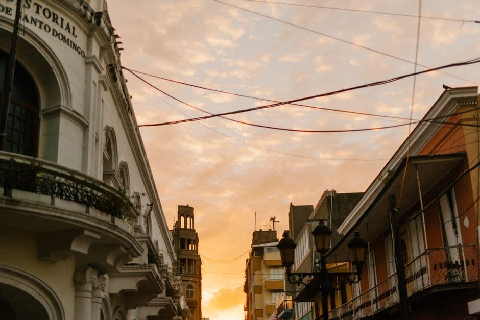 Edificios bajo cielo al atardecer en calle, en la sala de chat de Latinchat República Dominicana