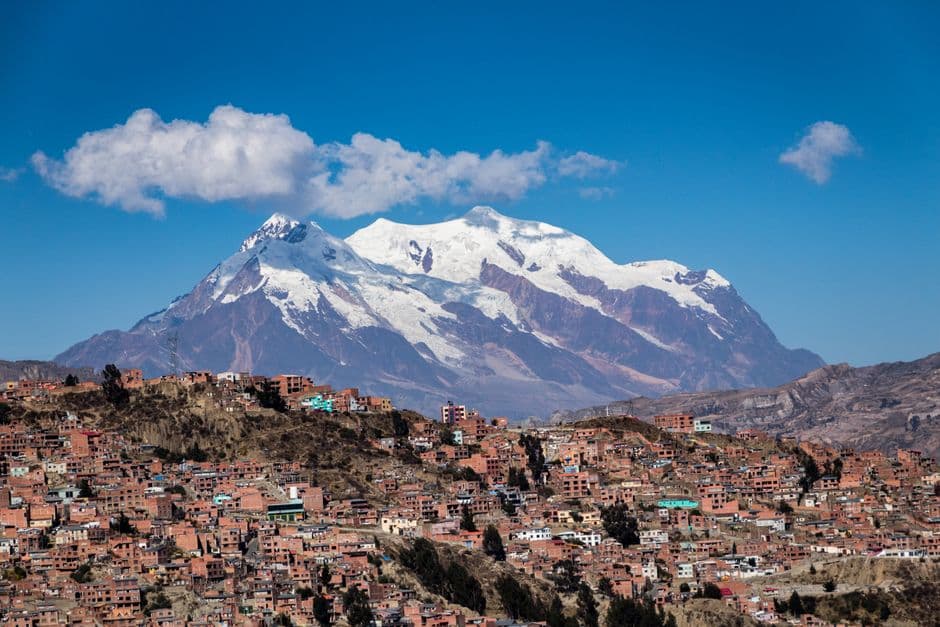 Viviendas apretadas en la ladera de una montaña, en la sala de chat de Latinchat Bolivia