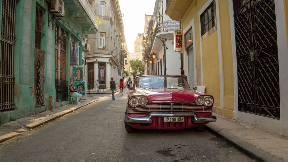 Coche clásico en calle habanera vibrante en la sala de chat de Latinchat Cuba