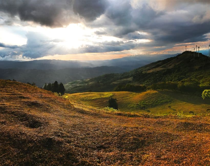 Campo de hierba verde bajo cielo nublado, en la sala de chat de Latinchat Costa Rica