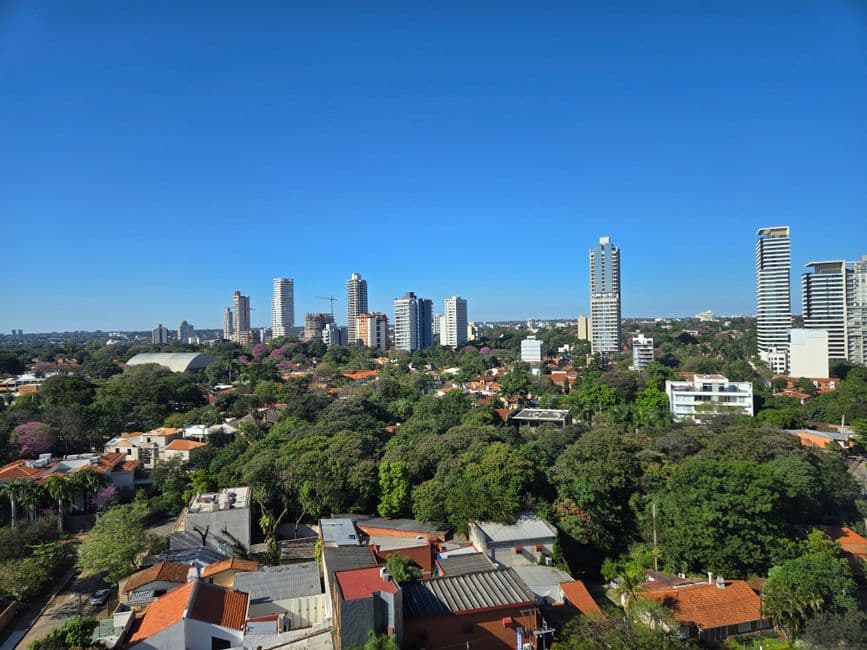 Vista panorámica del skyline con vegetación exuberante en la sala de chat de Latinchat Paraguay