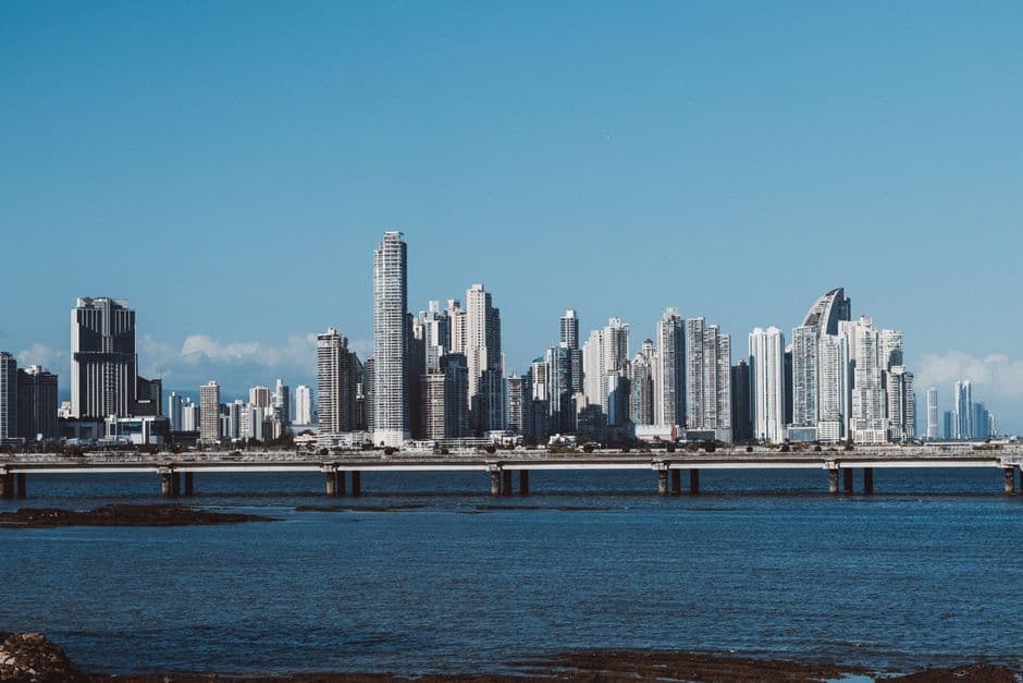 Edificios de la ciudad bajo un cielo azul, en la sala de chat de Latinchat Panamá