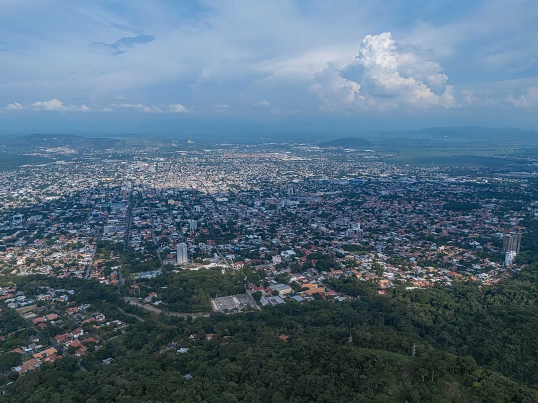 Vista aérea de ciudad rodeada de colinas verdes, en la sala de chat de Latinchat Honduras