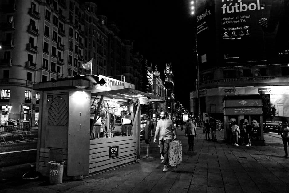 Tienda en blanco y negro de ciudad nocturna, en la sala de chat de Latinchat Madrid