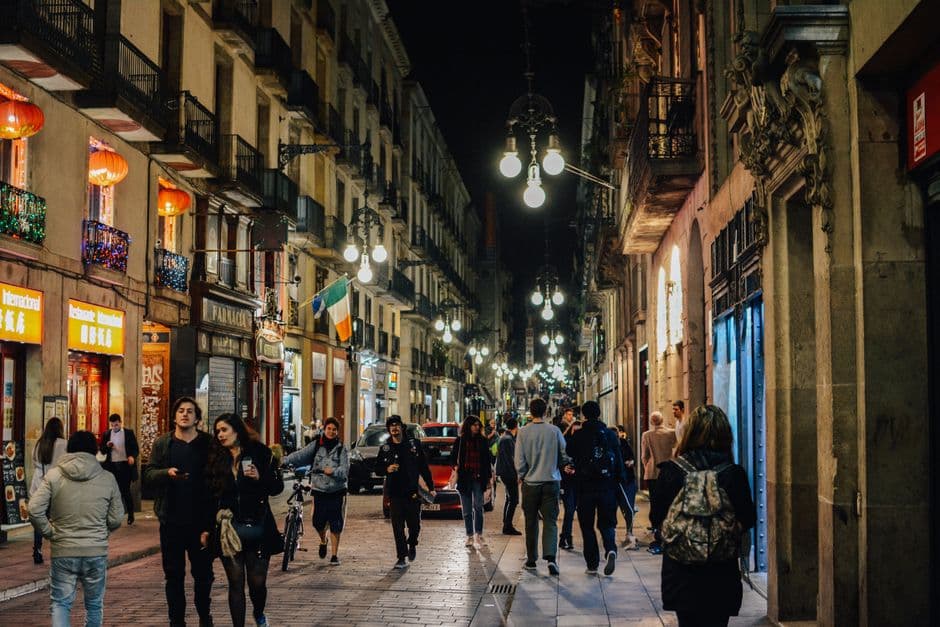 Un grupo de gente cerca de edificios, en la sala de chat de Latinchat Barcelona