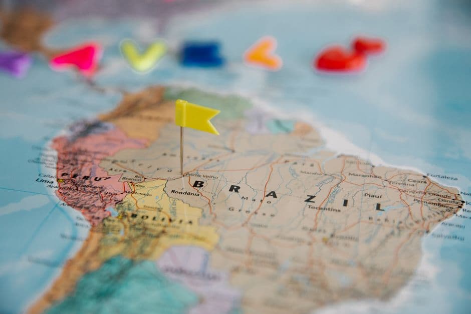 Bandera de Brasil sobre mapa latinoamericano, en la sala de chat de Latinchat países