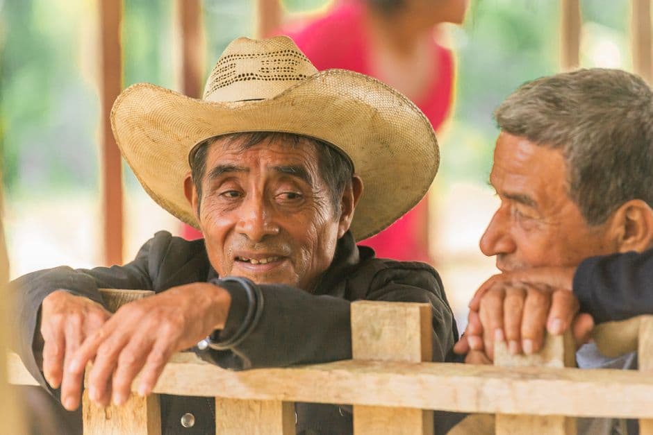 Dos amigos mayores conversando, en la sala de chat de Latinchat más de 60
