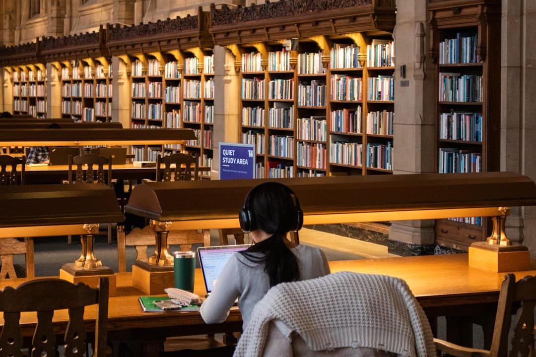 Un estudiante estudia en una biblioteca con libros, en la sala de chat de Estudiantes
