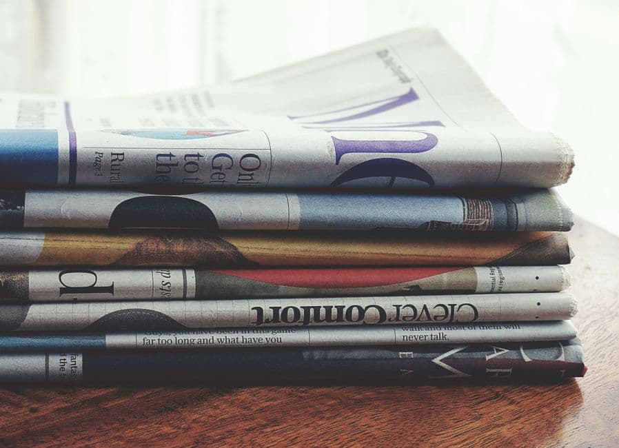 Montón de periódicos apilados sobre una mesa, en la sala de chat de Clarín