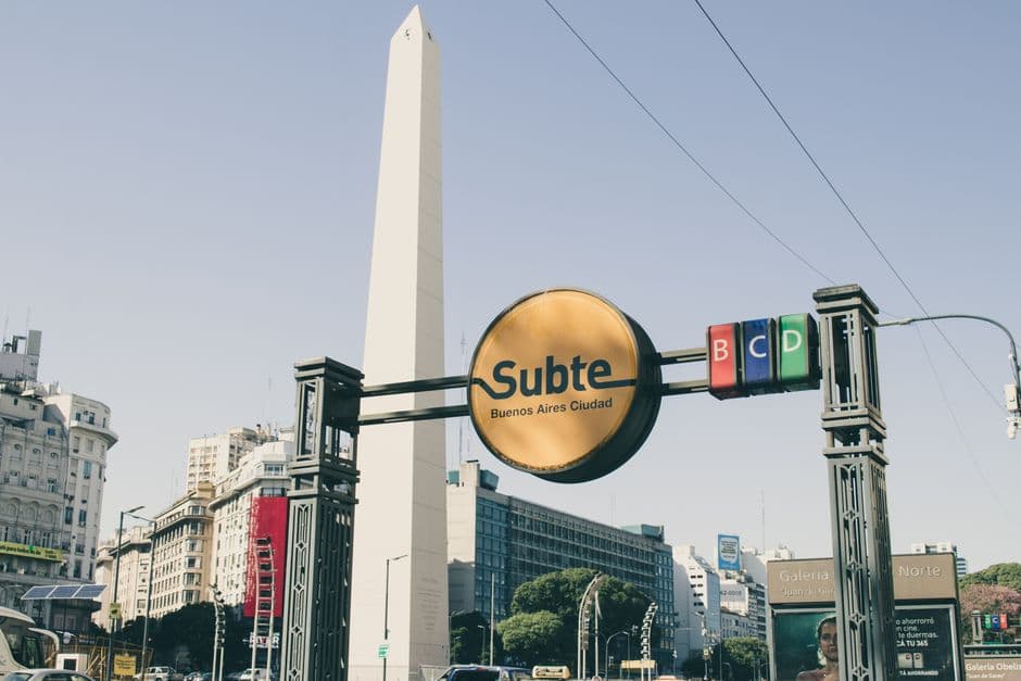 Se ve señal de acero junto a torre de concreto, en el chat de Ciudad Internet