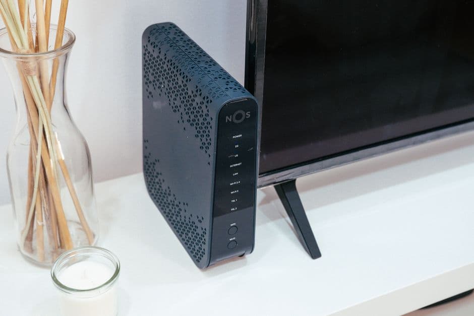 Router, monitor y varillas de incienso sobre un escritorio, en la sala de chat de Arnet