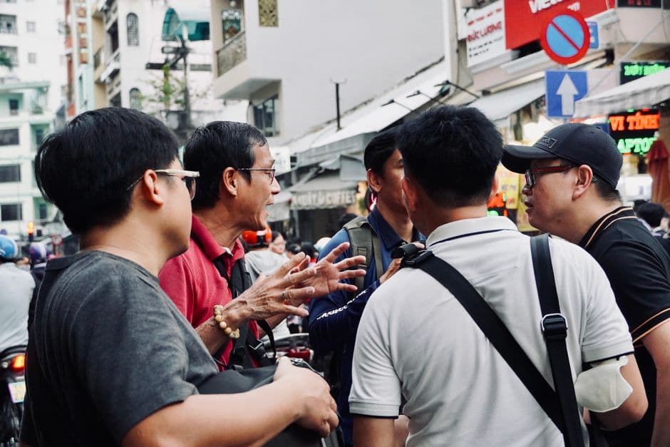 Personas hablando animadamente en una calle urbana, en el chat de Aleatorio Argentina