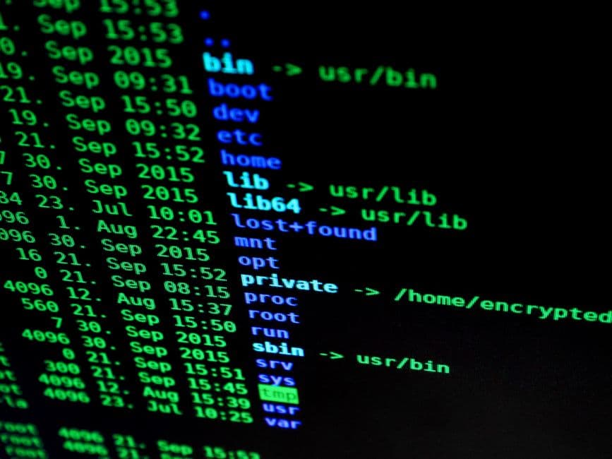 Pantalla verde de terminal con código fuente, en la sala de chat de Undernet Argentina