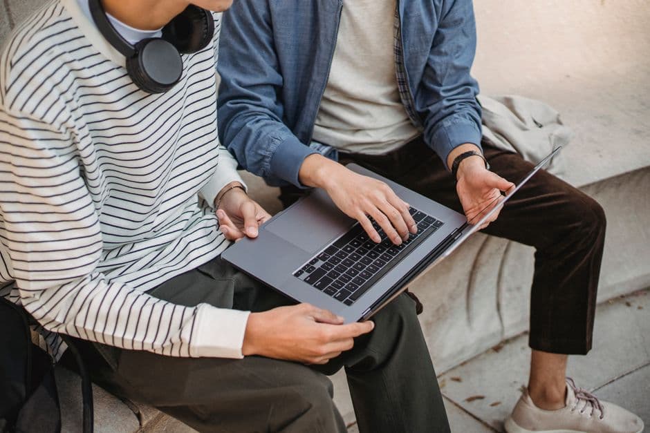 Varios hombres usando una laptop en la calle, en el chat de Reddit