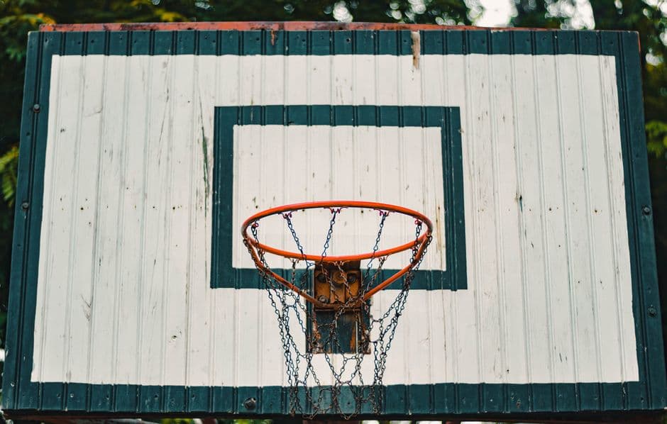 Tablero blanco y negro con aro y red, en la sala de chat de Baloncesto