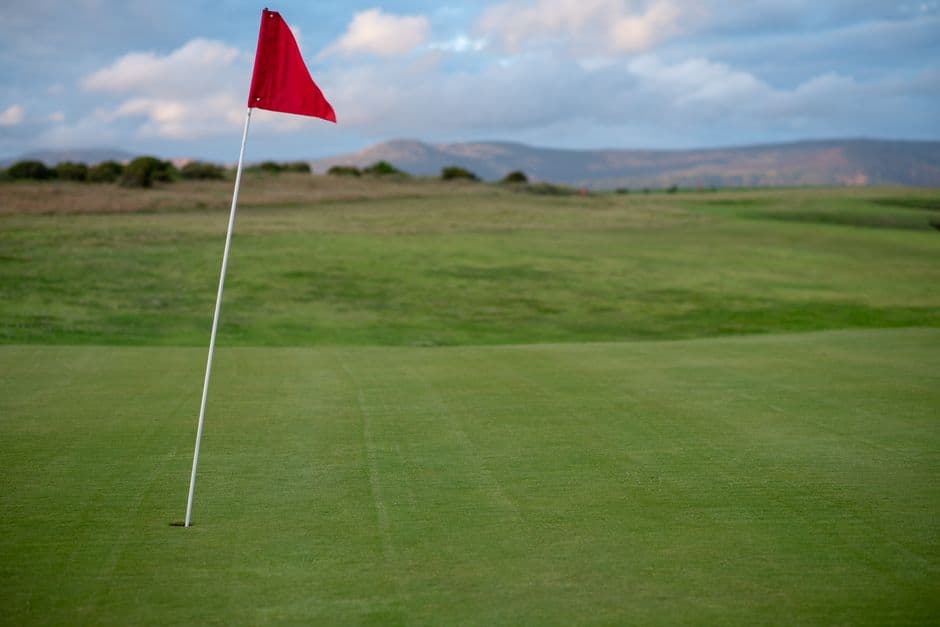 Un hoyo de golf con bandera roja en el chat de Golf