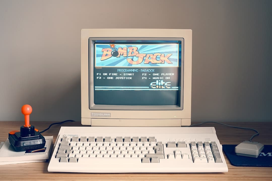 Pantalla de computadora retro mostrando un programa de chat, en la sala de chat de IRCap