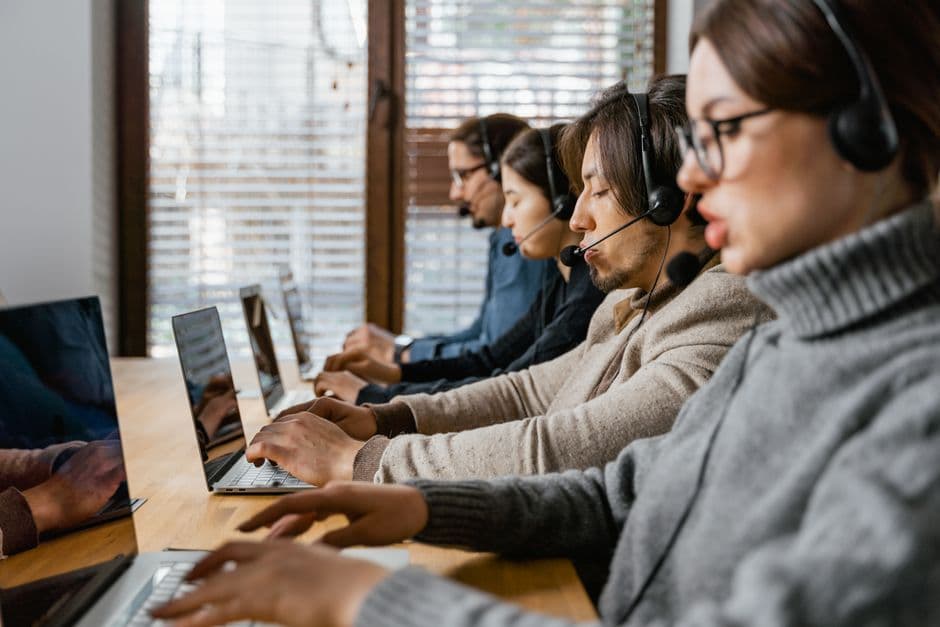 Varias personas trabajando en sus portátiles mientras conversan, en la sala de chat de Gentechat