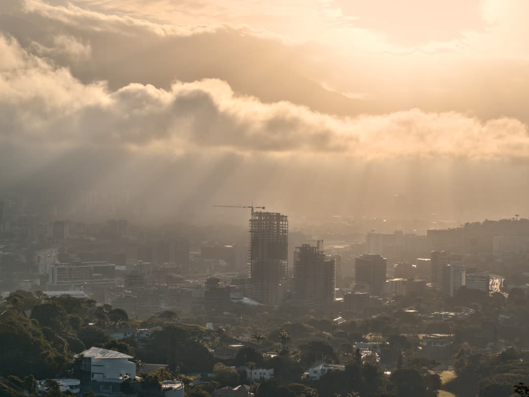 Amanecer con nubes y rayos sobre el skyline en la sala de chat de Chatvenezuela