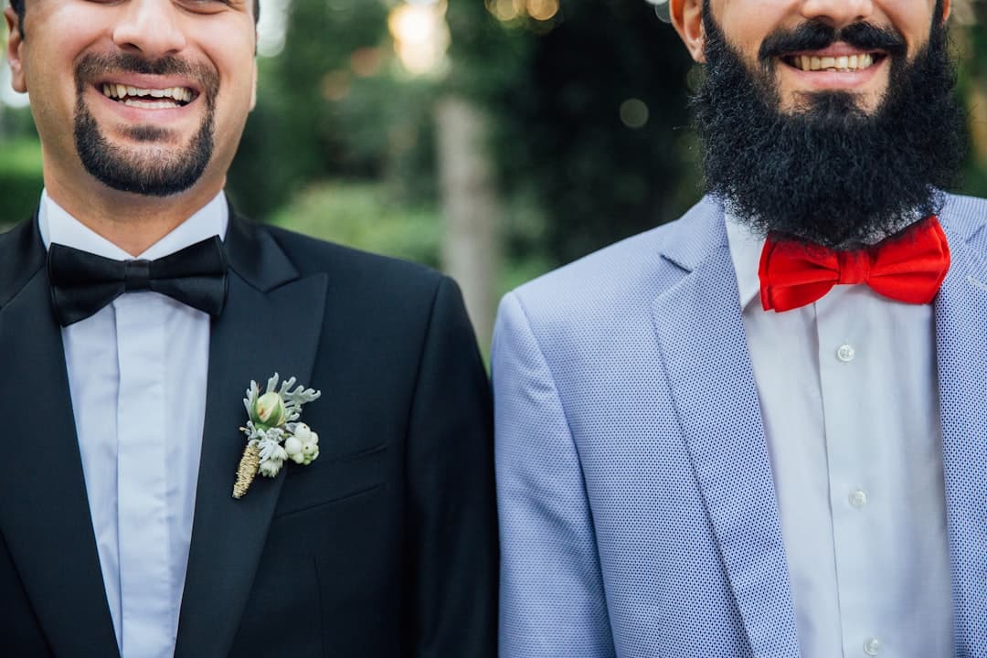 Dos hombres sonrientes están juntos, en la sala de chat de Gay Barcelona
