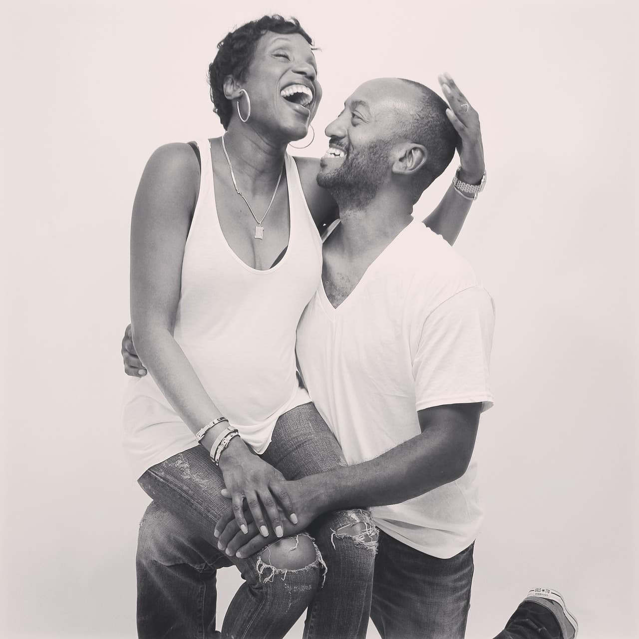 Pareja gay negra sonriendo juntos en la sala de chat de Gay Granada