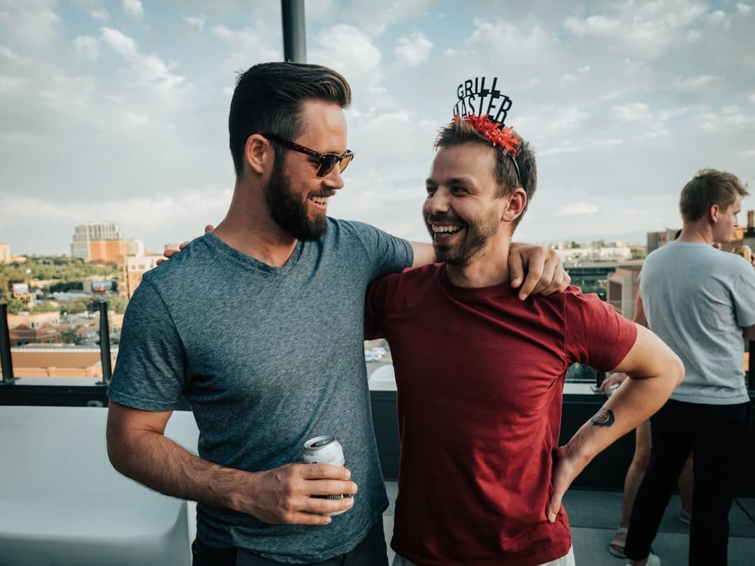 Hombres sonrientes en camisetas de colores, en la sala de chat de Gay Guatemala