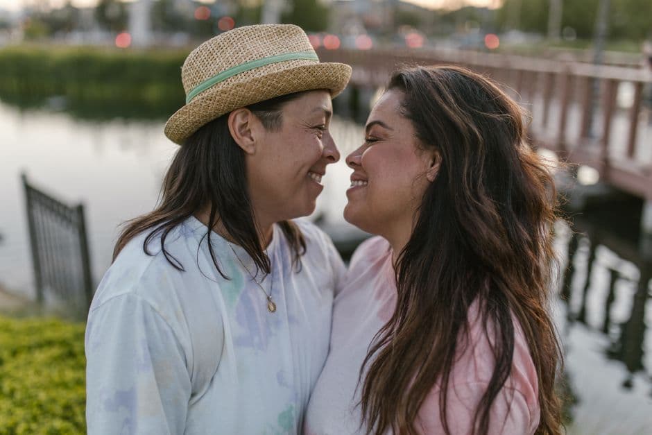Pareja de mujeres sonrientes mirándose, en la sala de chat de Lesbianas Madrid