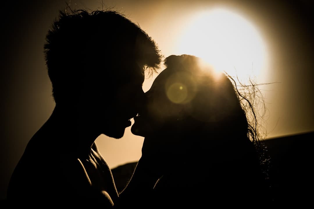 Pareja abrazándose bajo el sol, en la sala de chat de BDSM España