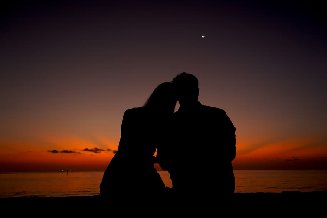 Pareja besándose al atardecer, en la sala de chat de BDSM Madrid