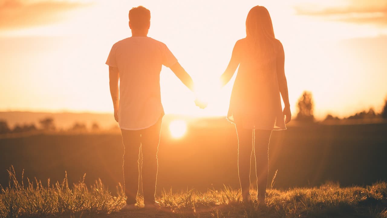Pareja enamorada en silueta, en la sala de chat de Dominación